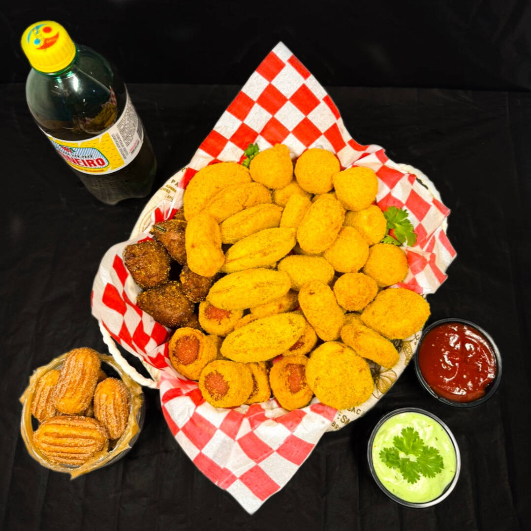 Delis para Dois: 30 salgadinhos variados (25g cada), 10 churros recheados (25g cada) e 1 Refrigerante 1l. Salgados e churros maiores que a média, feitos com ingredientes de qualidade e fritos em gordura vegetal especializada — ficam sequinhos, crocantes e sem gosto forte de óleo. Uma experiência completa, feita com carinho pra você matar a fome com muito sabor!