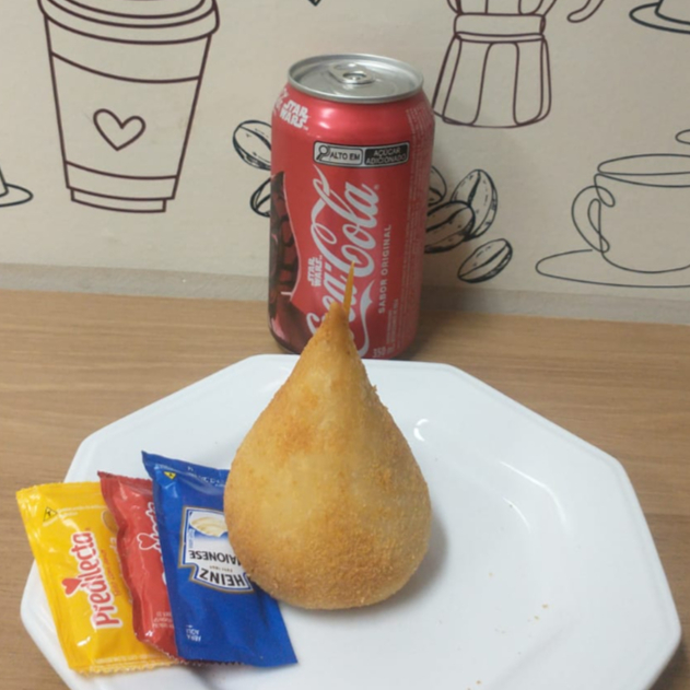 Delicie-se com nossa coxinha de frango com Catupiry, crocante por fora e cremosa por dentro, acompanhada de Coca-Cola 350ml geladinha. A combinação perfeita de sabor e refrescância para qualquer hora do dia!