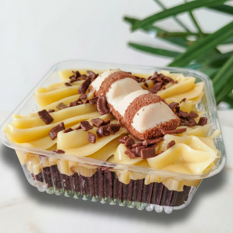Tamanho 7×7. Brownie recheado com ninho, acompanhado por Kinder Bueno.