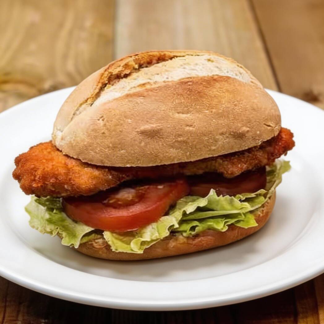 Lanche De Steak De Frango No Pão Frances, Salada, Queijo, E Molho Especial
Favor Verificar A Bebida Disponivel