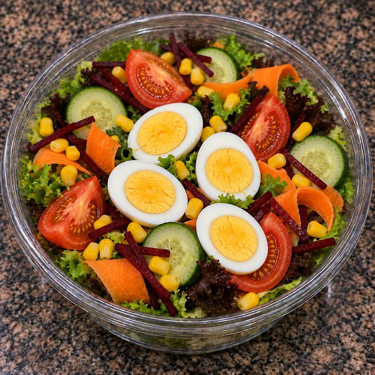 Leve, refrescante e rica em sabor, com mix de folhas, dois ovos cozidos, tomate, cenoura, pepino, milho e beterraba.