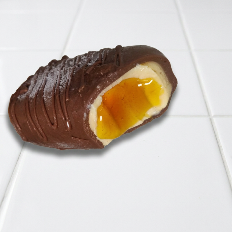 Descubra o nosso novo picolé com creme de baunilha e calda de caramelo e uma deliciosa casquinha de chocolate ao leite .