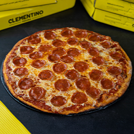 Molho de tomate especial da casa, queijo mussarela e pepperoni.