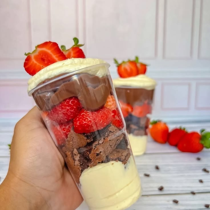 Creme de ninho ,creme de chocolate pedaços de morango e brownie