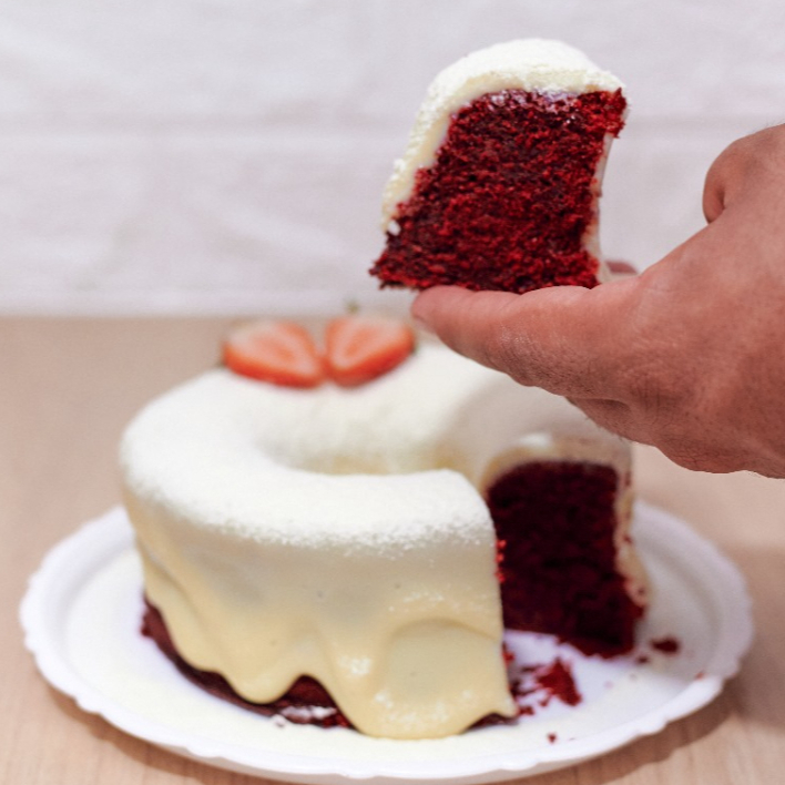 Lindo e delicioso! Essa versão do nosso bolo red velvet tem cobertura de leite Ninho e deixa um gostinho de quero mais na boca. Rede em media 8 fatias e pesa aproximadamente 700g. Perfeito para compartilhar.