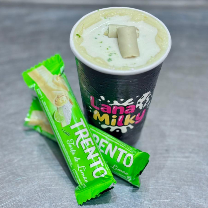 Sorvete cremoso batido com leite Ninho em pó, suco de limão e pedaços de trento limão, creme de ninho na borda e trento limão para finalizar