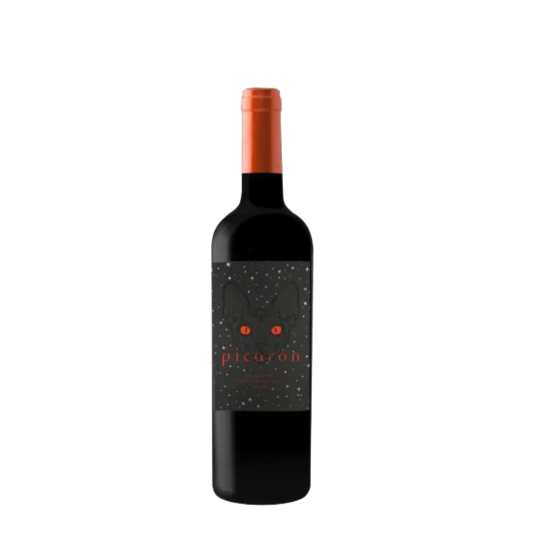 Picarón Carménère é um vinho tinto chileno produzido no Vale Central pela vinícola Viña Aresti, que combina tradição, sabor e uma história curiosa envolvendo um gato guardião da adega. Este rótulo é uma excelente porta de entrada para quem deseja explorar a uva Carménère, ícone do Chile. O nome “Picarón” homenageia um gato lendário que protegia a adega do dono. Dizem que sua presença ainda pode ser sentida entre as garrafas, tornando o vinho uma experiência envolta em mistério e charme.