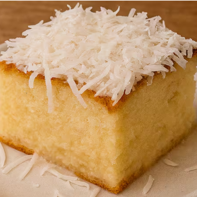 Bolo de coco gelado, bem molhadinho e coberto com coco ralado. Uma sobremesa clássica, fresquinha e perfeita para adoçar o seu Dia