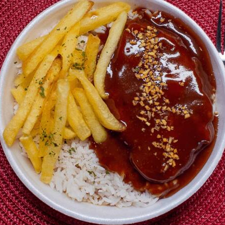 Bife grelhado com molho barbecue e cebola caramelizada, servido com arroz soltinho, feijão caseiro, fritas crocantes e salada fresca. Um toque especial no seu Dia!
