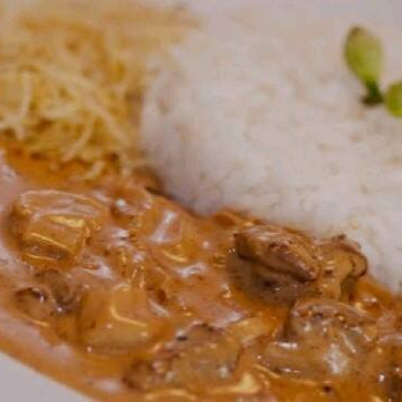 Acompanha arroz refogado com alho. Estrogonofe feito com tempero caseiro especial e batata palha. Servido na marmita de 700ml.