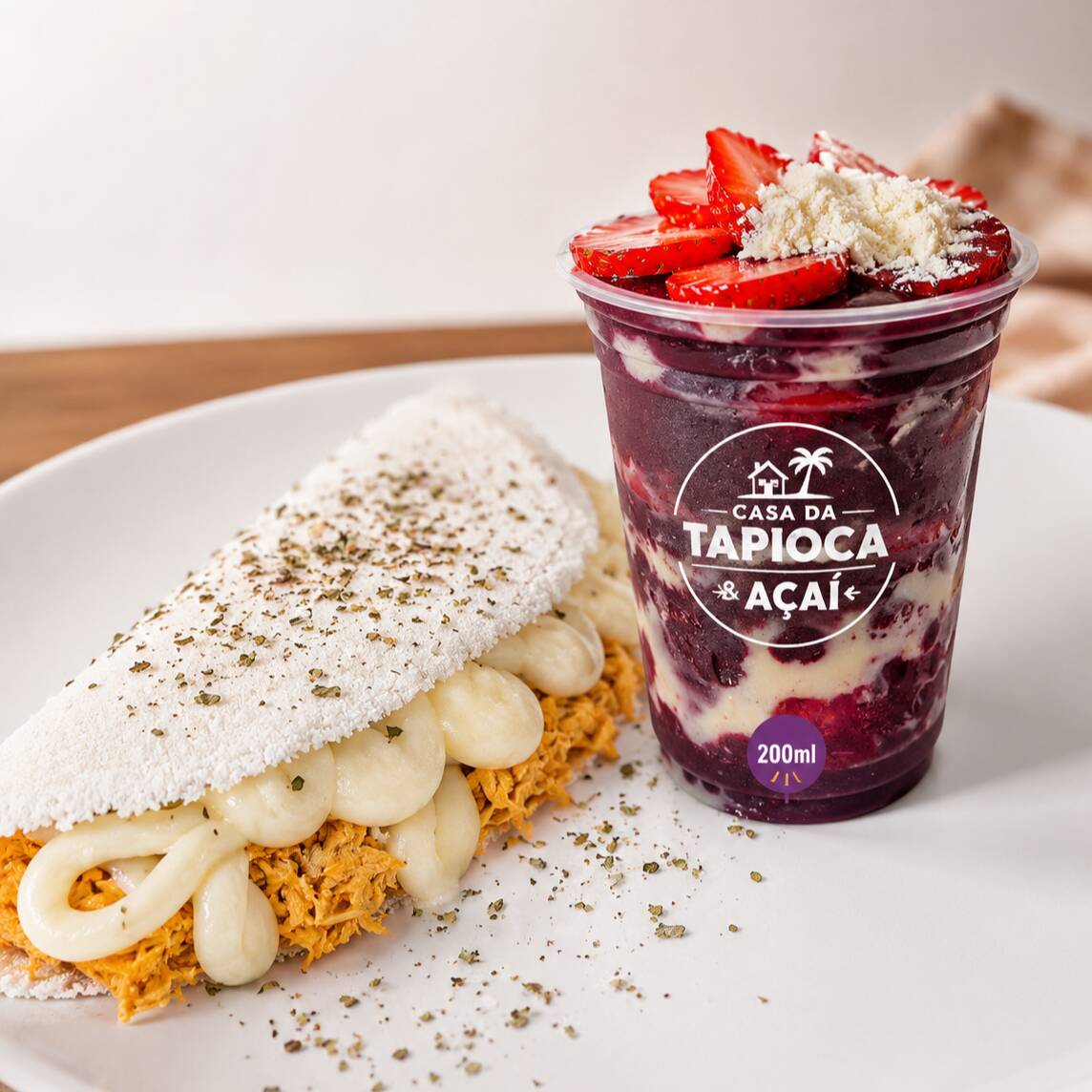 Para quem ama uma combinação irresistível! Tapioca de Frango com Requeijão Cremoso + Açaí 200ml coberto com leite condensado, leite em pó e morangos orgânicos. O equilíbrio perfeito entre o salgado e o doce. ( copo de isopor )
