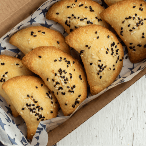 Vegetariano - 8 unidades de pastéis de semolina assados, recheados com queijo fetta.