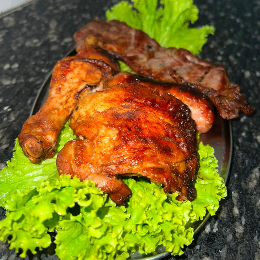 1 filé especial, 2 coxas de frango e 1 toscana. Acompanhamentos: feijão tropeiro, arroz branco, macarrão, salada mista (2 opções). Serve 1 pessoa.