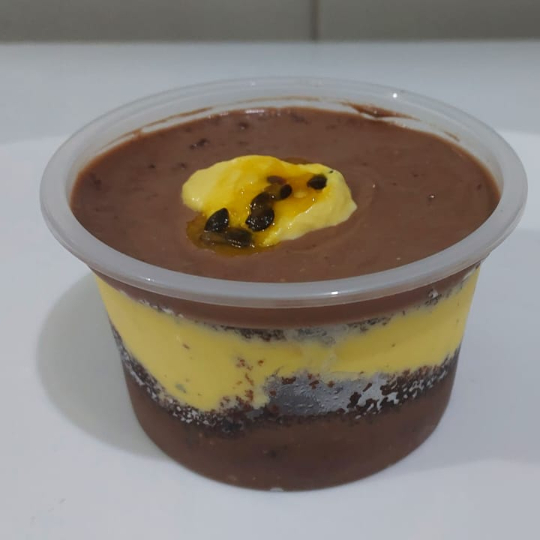 Delicioso Bolo de Chocolate intercalado com Recheio de Mousse de Maracujá Cremoso e Chocolate Cremoso, finalizado com Geléia de Maracujá em um Pote de 250 ml ###Tags### Bolo de Pote Ninho chocolate bombom aberto chocolate Ninho Oreo chocolate ao leite leite condensado coco beijinho brigadeiro gourmet tradicional Nutella promoção cupon cupom oferta desconto como taxa gratis entrega rapida Nutella brownie braunie brawni sobremesa bolo de pote copo da felicidade caseiro banoffee morango Ouro Branco galak ferreiro rocher trufa bombom uva kitkat Kit Kat Kinder bueno amendoim