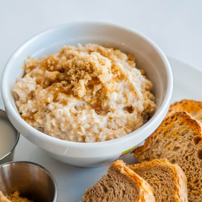 Avena en Tazón, Pan Tostado y Plátano