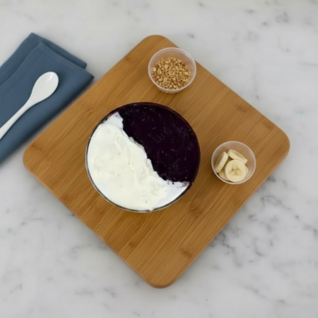 Desfrute do 'Meio a Meio Açaí premium puro sem cristais de gelo e nossos Cremes saborosos 300ml', uma maravilhosa combinação que eleva o paladar a outro nível. Uma dose generosa de açaí delicioso, aliada à suavidade irresistível de creme, se mesclam em perfeita harmonia, transformando seu Dia a Dia em uma experiência culinária exótica. Acrescente ainda dois acompanhamentos à sua escolha, que intensificam ainda mais a explosão de sabor. Um prato ideal para quem aprecia sabores autênticos e ousados.
Os complementos vão separados em potes individuais.