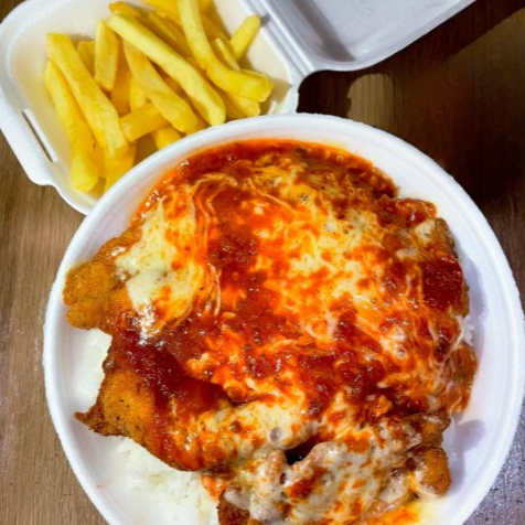 Á parmegiana de frango com molho de tomate orégano, arroz feijão e batatas fritas.