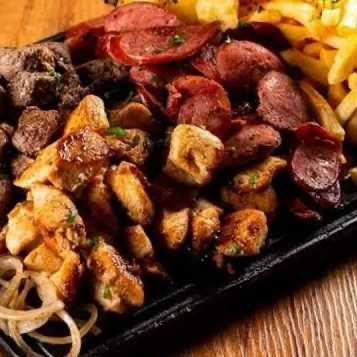 Acompanhamento : baião de dois, salada, tropeiro, farofa