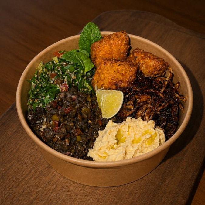 Novidade Na Área! Mjadra, falafel, homus, antepasto de berinjela, cebola caramelizada e tabule.