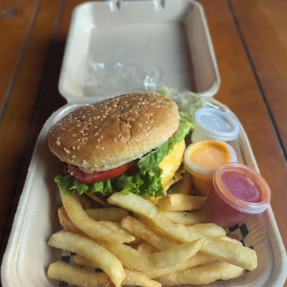 Hamburguesa de Res con Papas a la Francesa