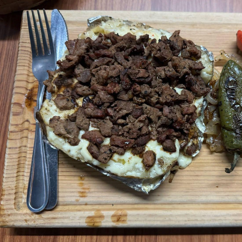 Papa Asada con Costillita, Mantequilla y Queso