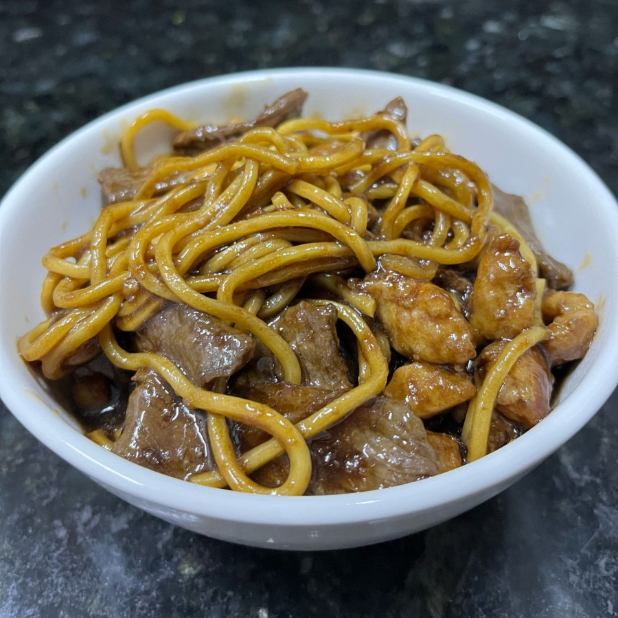 Macarrão, carne bovina e filé de frango.