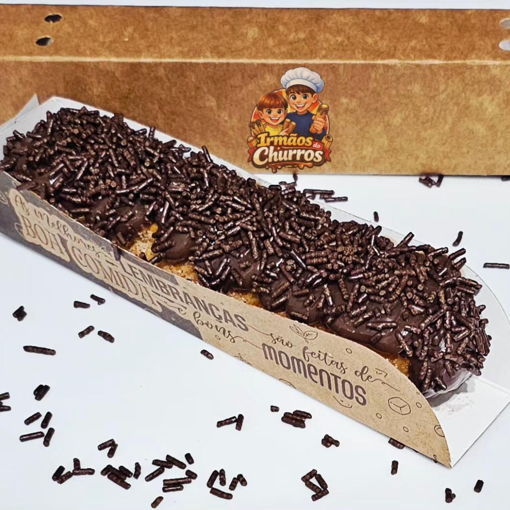 Delicioso churros gourmet salpicado com açúcar de confeiteiro e canela em pó com recheio e cobertura de doce de leite ou doce de chocolate coberto com Granulado.