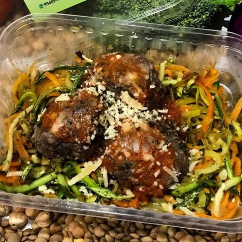 Deliciosas e macias almondegas, com Sphaguetti de abobrinha e cenoura, com um suculento molho de tomate caseiro, feito na nossa cozinha.