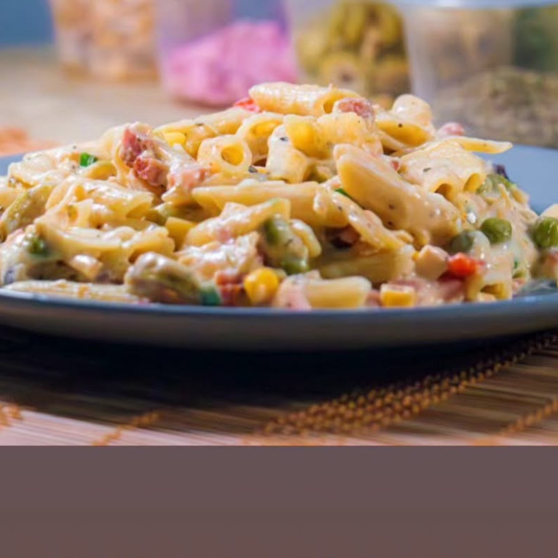 Macarrão ao molho branco, cremoso e saboroso, com seus ingredientes favoritos. Acompanha Refrigerante 350ml Grátis.