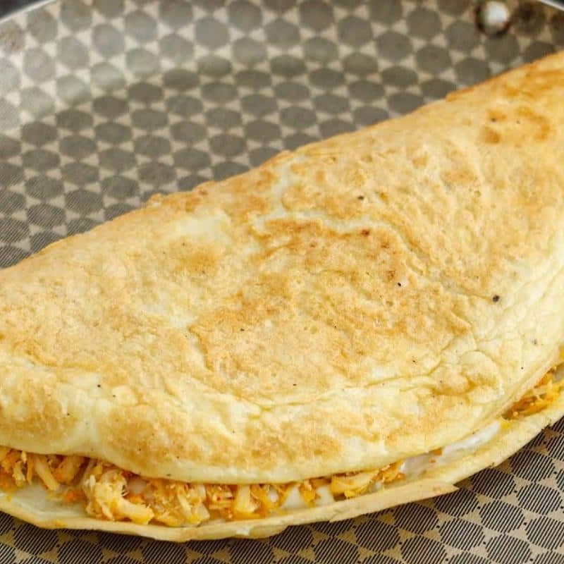 Crepioca feita na hora, douradinha por fora macia por dentro , preparada com tapioca e ovo, recheada com frango cremoso. Leve, saborosa e ideal para uma refeição rápida e bem servida. ----tags---- crepioca, tapioca, cuscuz, frete gratis.