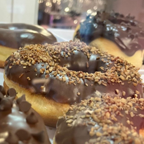 Dona de Chocolate Oscuro con Nuez Granillo