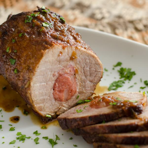 Com arroz, feijão, farofa, batata frita e salada verde