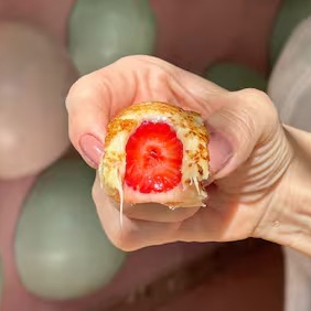 Coxinha de morango com brigadeiro de pistache
