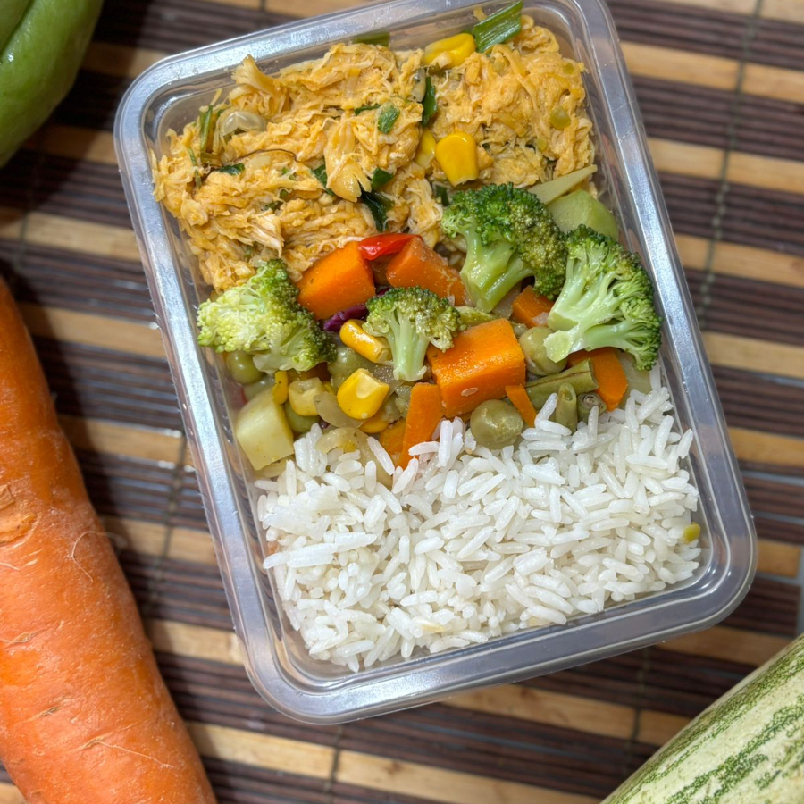 Peito de frango desfiado c/ arroz e legumes