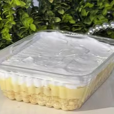 Bolo de Massa Branca, Creme de Brigadeiro Branco, Abacaxi e Chantilly. (265g)