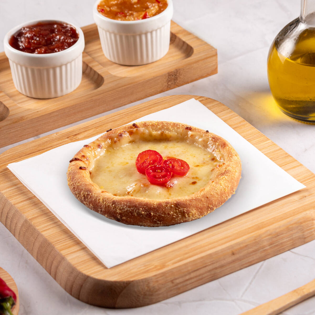 Recheada com mussarela, tomate cereja e manjericão, uma combinação fresca e saborosa que encanta.