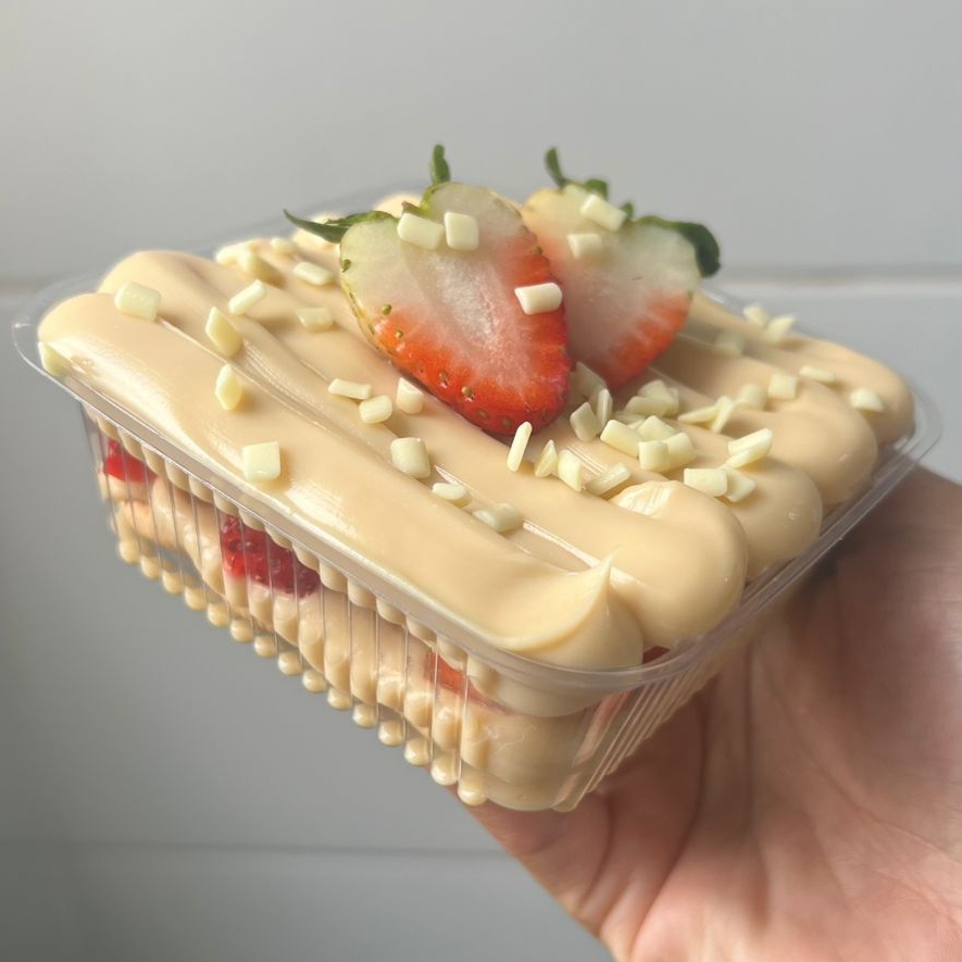 Bolacha Maizena da marca Passatempo + cremoso de ninho + morangos frescos + granulado nobre (montado na hora do pedido para chegar crocante ate vc )