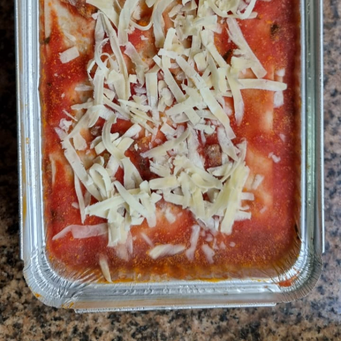 Uma lasanha clássica e irresistível, preparada com camadas de massa fresca artesanal, molho bolonhesa encorpado, presunto, queijo e finalizada com parmesão gratinado. Embalada com aproximadamente 600g, serve duas pessoas e chega congelada, pronta para ir ao forno e proporcionar uma refeição prática, saborosa e com aquele toque caseiro que só a Zanetti Massas Artesanais tem.