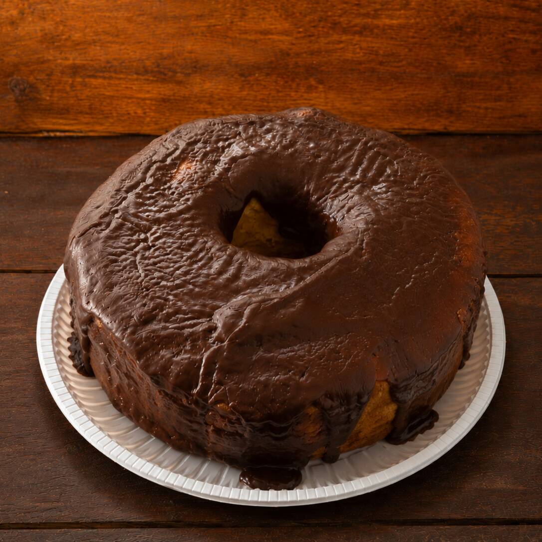 Bolo de cenoura caseiro macio e fofinho, coberto com uma deliciosa camada cremosa de chocolate. Uma opção perfeita para quem ama um doce clássico, saboroso e irresistível para compartilhar ou aproveitar a qualquer momento.