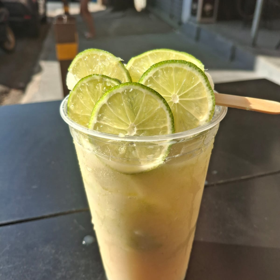 Vodka, Yakult, leite condensado, limão e picolé.