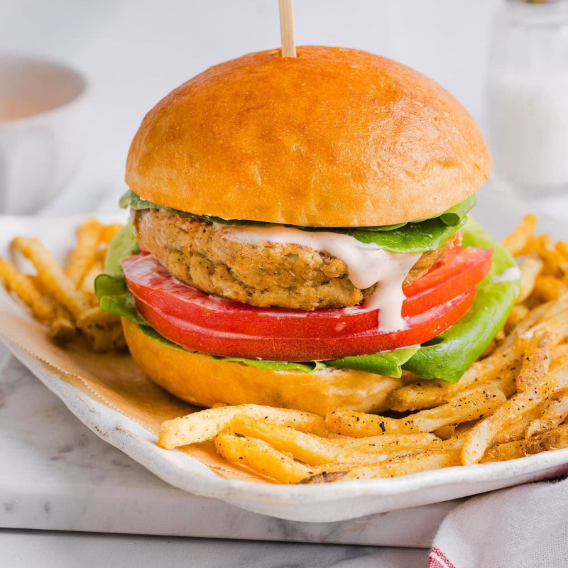 Hamburguesa de Atun con Papas a la Francesa