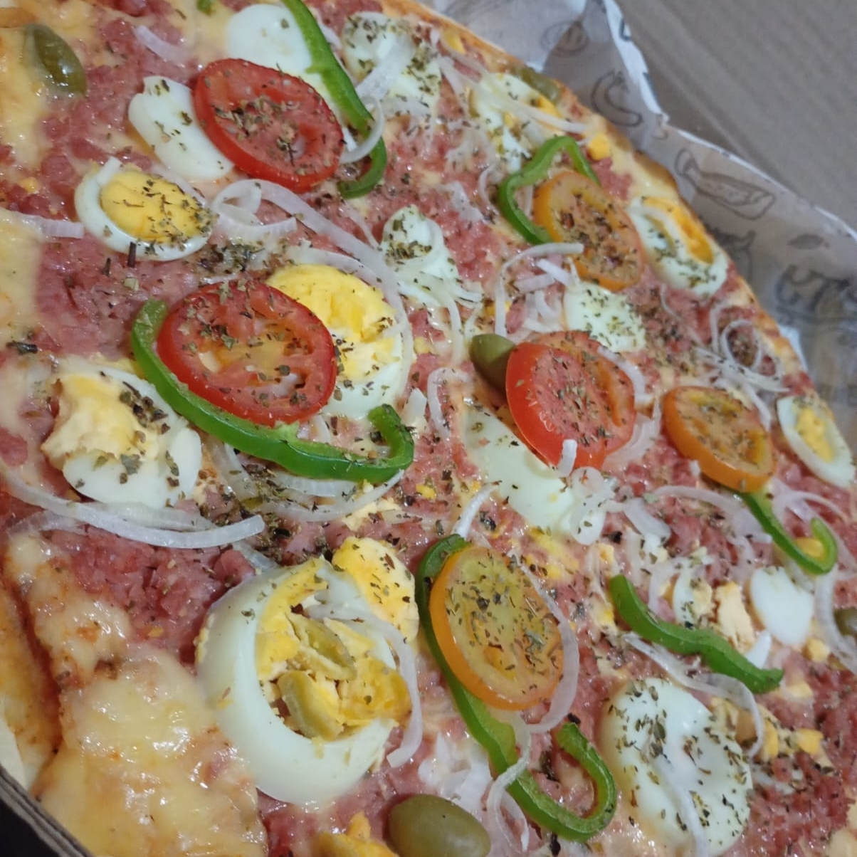 presunto, ovo cozido, cebola, tomate, pimentão, orégano, azeitona