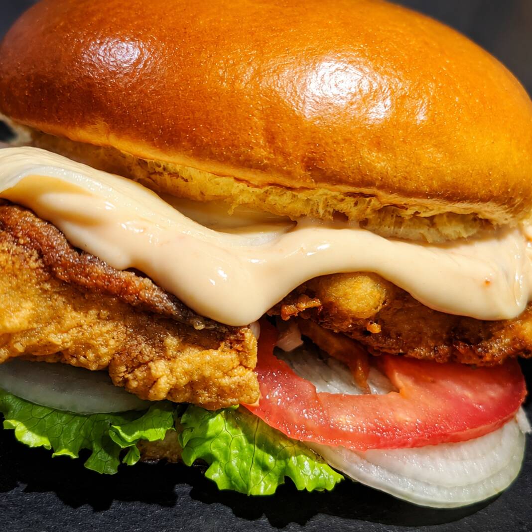 🐟 CLASSIC FISH BURGER
Pão brioche, filé de peixe frito empanado e crocante, molho rosé, queijo mussarela, alface crespa temperada com a maionese da casa, tomate e cebola.
