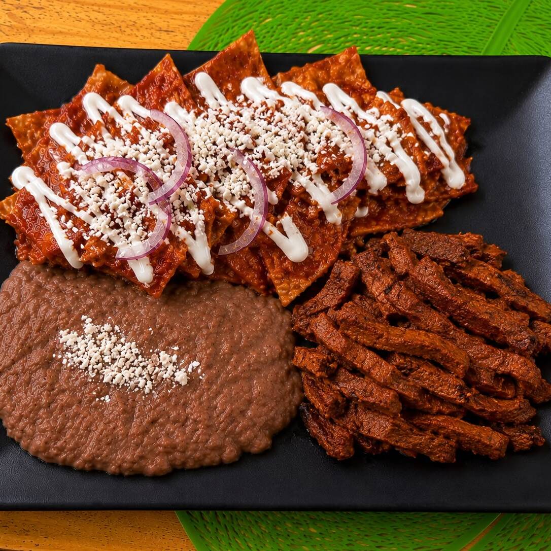 Chilaquiles Rojos con Adobada