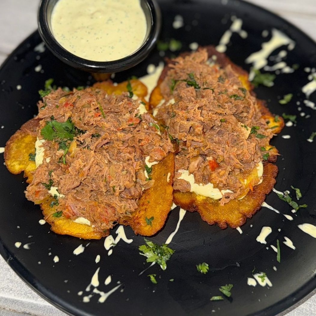 Patacón con Carne Desmechada