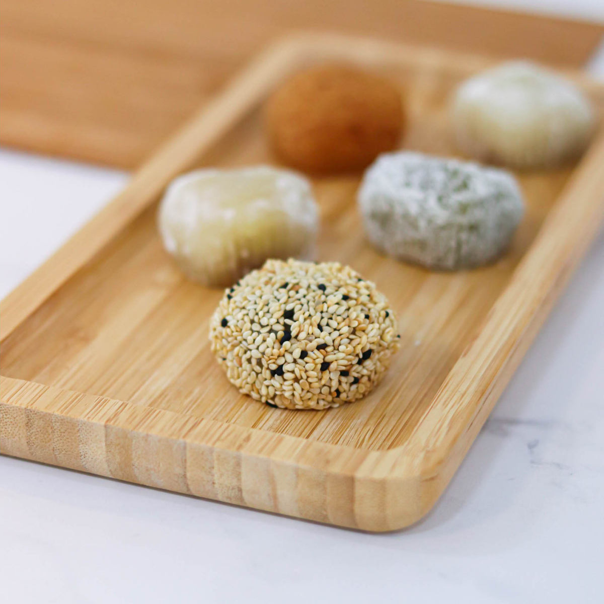 Bolinho tradicional japonês feito de arroz glutinoso moído com recheios variados.