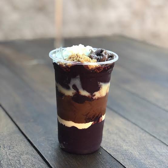 Creme de açaí, Nutella, morango leite em pó.