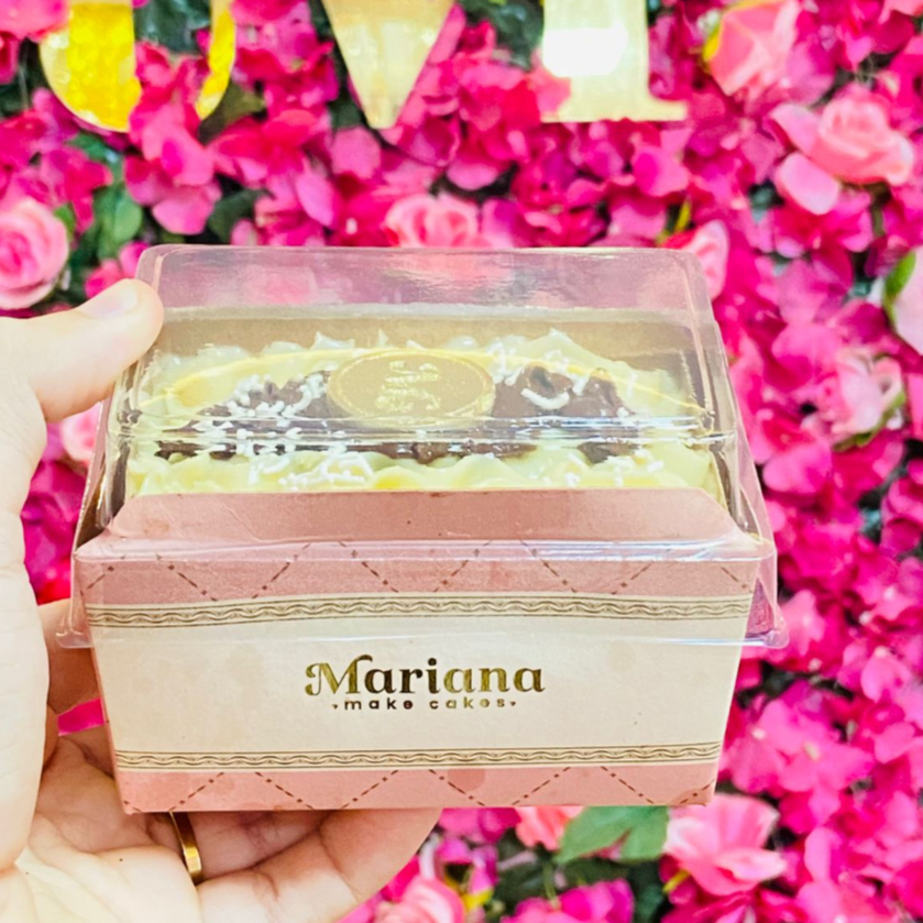 bolo caseiro de massa de chocolate, com deliciosa cobertura. os sabores podem variar de acordo com a disponbilidade