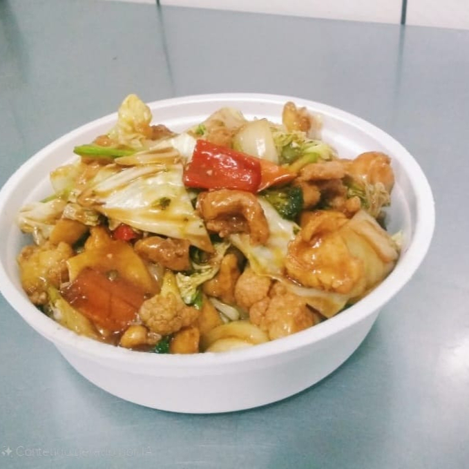 Cubos de frango com brócolis, couve-flor, acelga, cenoura, cebola, pimentão verde e vermelho e cogumelo ao molho shoyu.