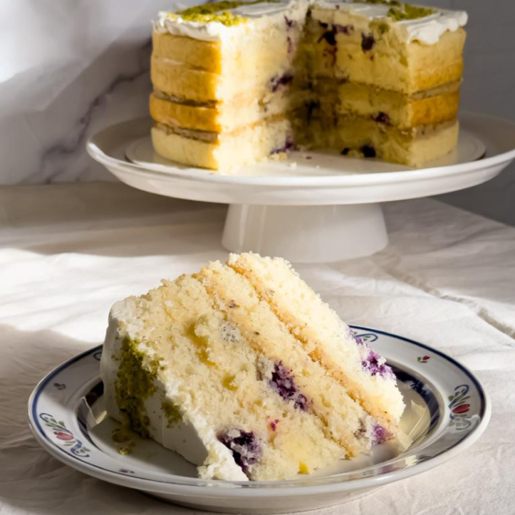 Experimente o nosso sucesso de vendas, Fresh Lemon. Com uma massa amanteigada, úmida e fofa, é recheado com brigadeiro de pistache com pasta artesanal e lemon curd, um creme cítrico de limão siciliano e taiti. Sabor irresistível em cada mordida.
